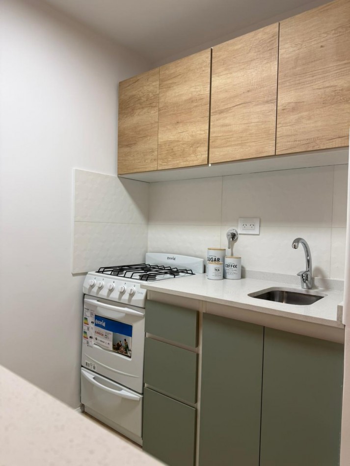 Departamento un ambiente con ventanal. Reciclado y amoblado. Centro