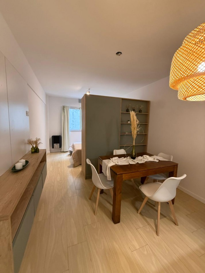 Departamento un ambiente con ventanal. Reciclado y amoblado. Centro