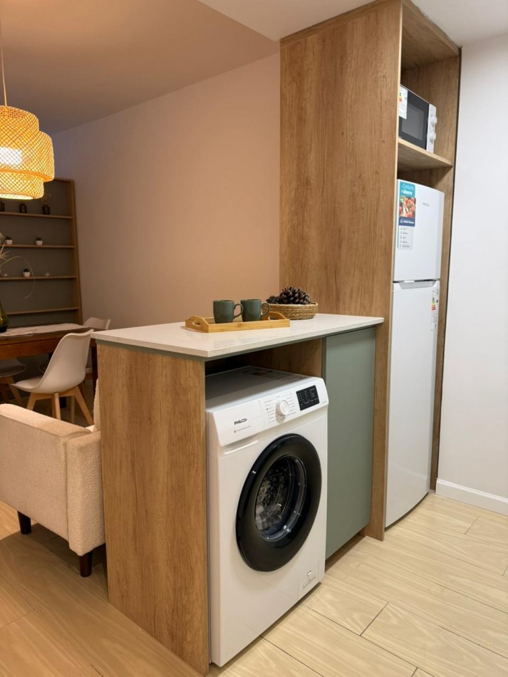 Departamento un ambiente con ventanal. Reciclado y amoblado. Centro