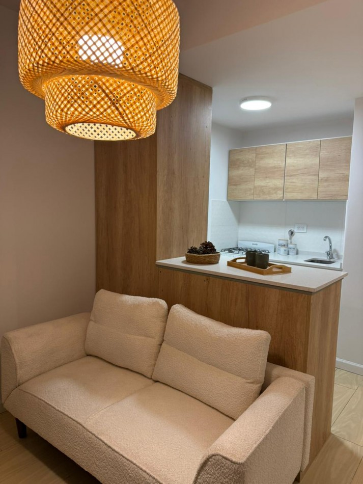 Departamento un ambiente con ventanal. Reciclado y amoblado. Centro