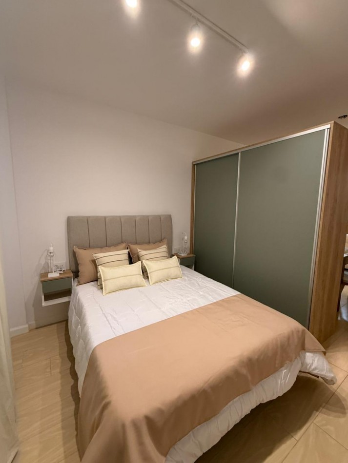 Departamento un ambiente con ventanal. Reciclado y amoblado. Centro