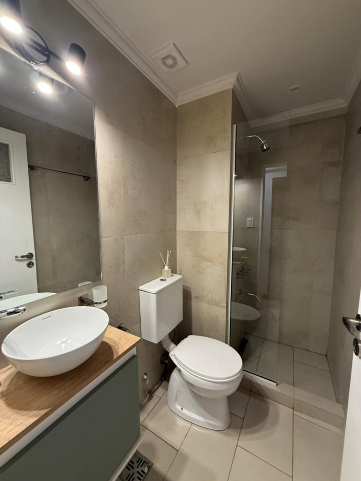 Departamento un ambiente con ventanal. Reciclado y amoblado. Centro