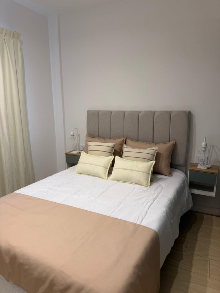 Departamento un ambiente con ventanal. Reciclado y amoblado. Centro