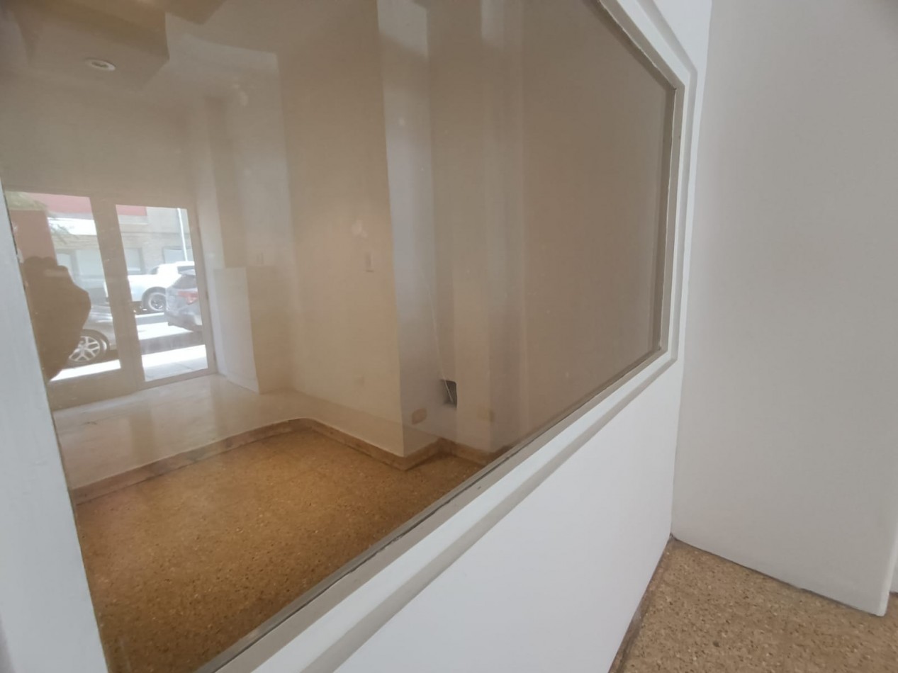 ALQUILO LOCAL COMERCIAL AL FRENTE, DIVISIBLE CON ZOTANO APTO DEPOSITO U OFICINA. CENTRO