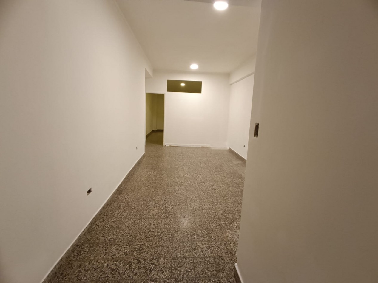 ALQUILO LOCAL COMERCIAL AL FRENTE, DIVISIBLE CON ZOTANO APTO DEPOSITO U OFICINA. CENTRO