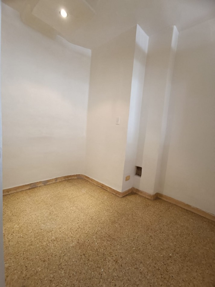 ALQUILO LOCAL COMERCIAL AL FRENTE, DIVISIBLE CON ZOTANO APTO DEPOSITO U OFICINA. CENTRO