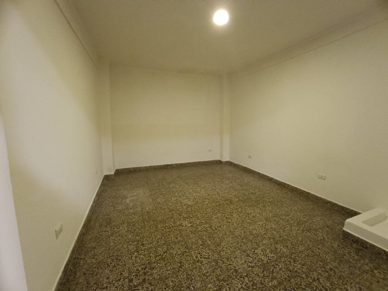 ALQUILO LOCAL COMERCIAL AL FRENTE, DIVISIBLE CON ZOTANO APTO DEPOSITO U OFICINA. CENTRO