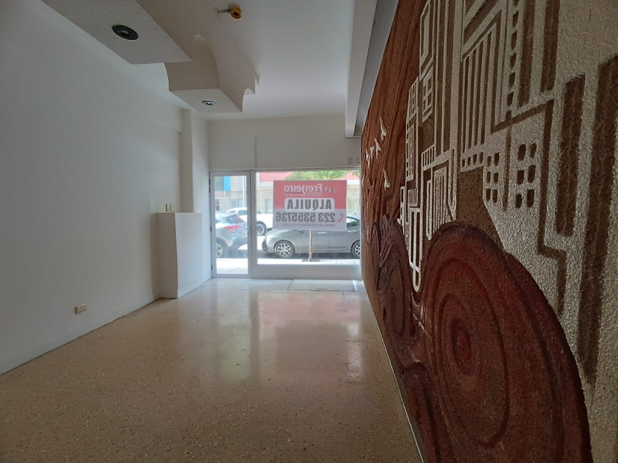 ALQUILO LOCAL COMERCIAL AL FRENTE, DIVISIBLE CON ZOTANO APTO DEPOSITO U OFICINA. CENTRO