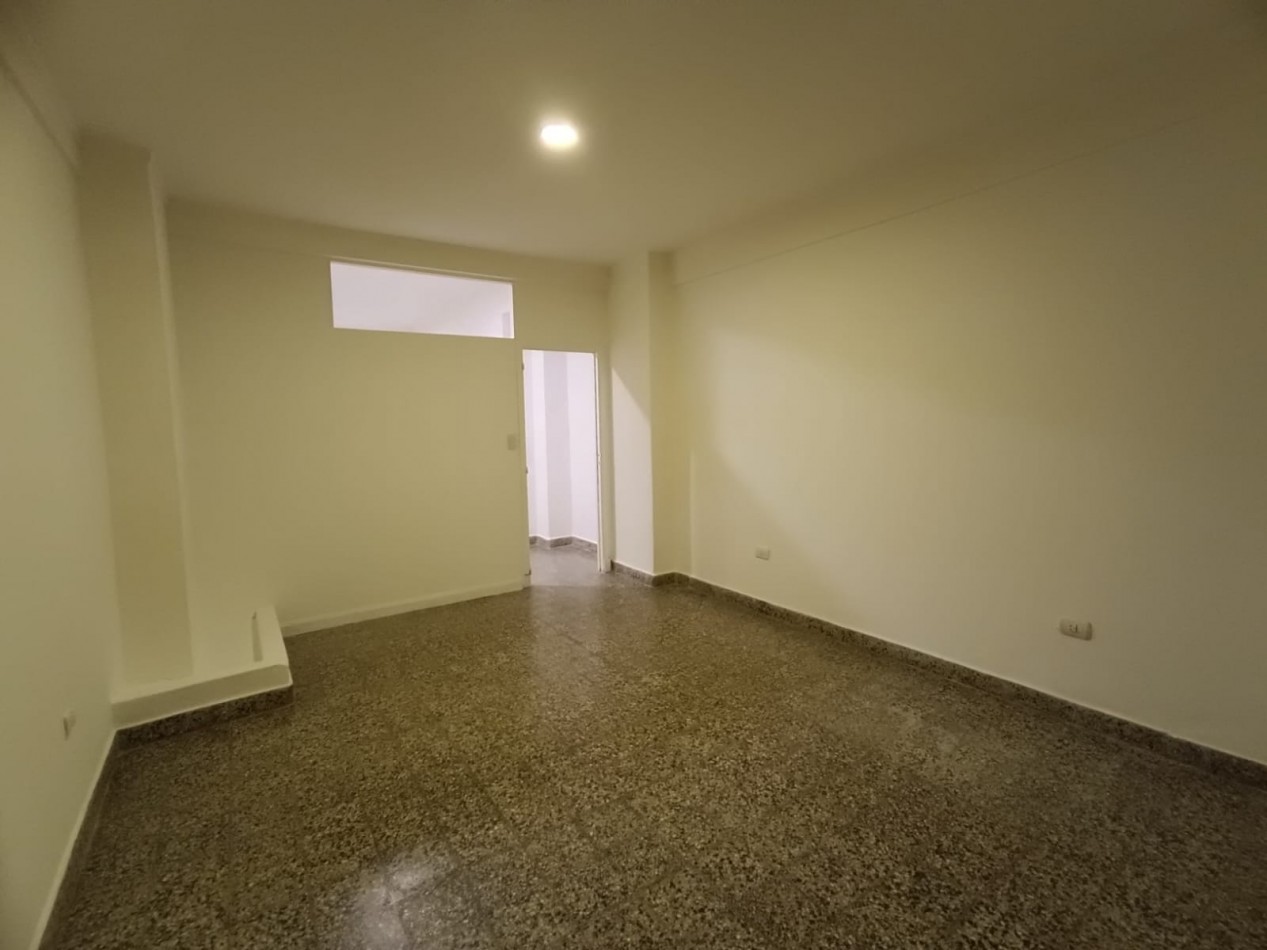 ALQUILO LOCAL COMERCIAL AL FRENTE, DIVISIBLE CON ZOTANO APTO DEPOSITO U OFICINA. CENTRO