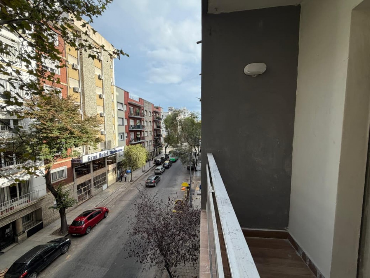 Departamento dos ambientes a la calle con balcon saliente. Reciclado t amoblado. Zona: Centro