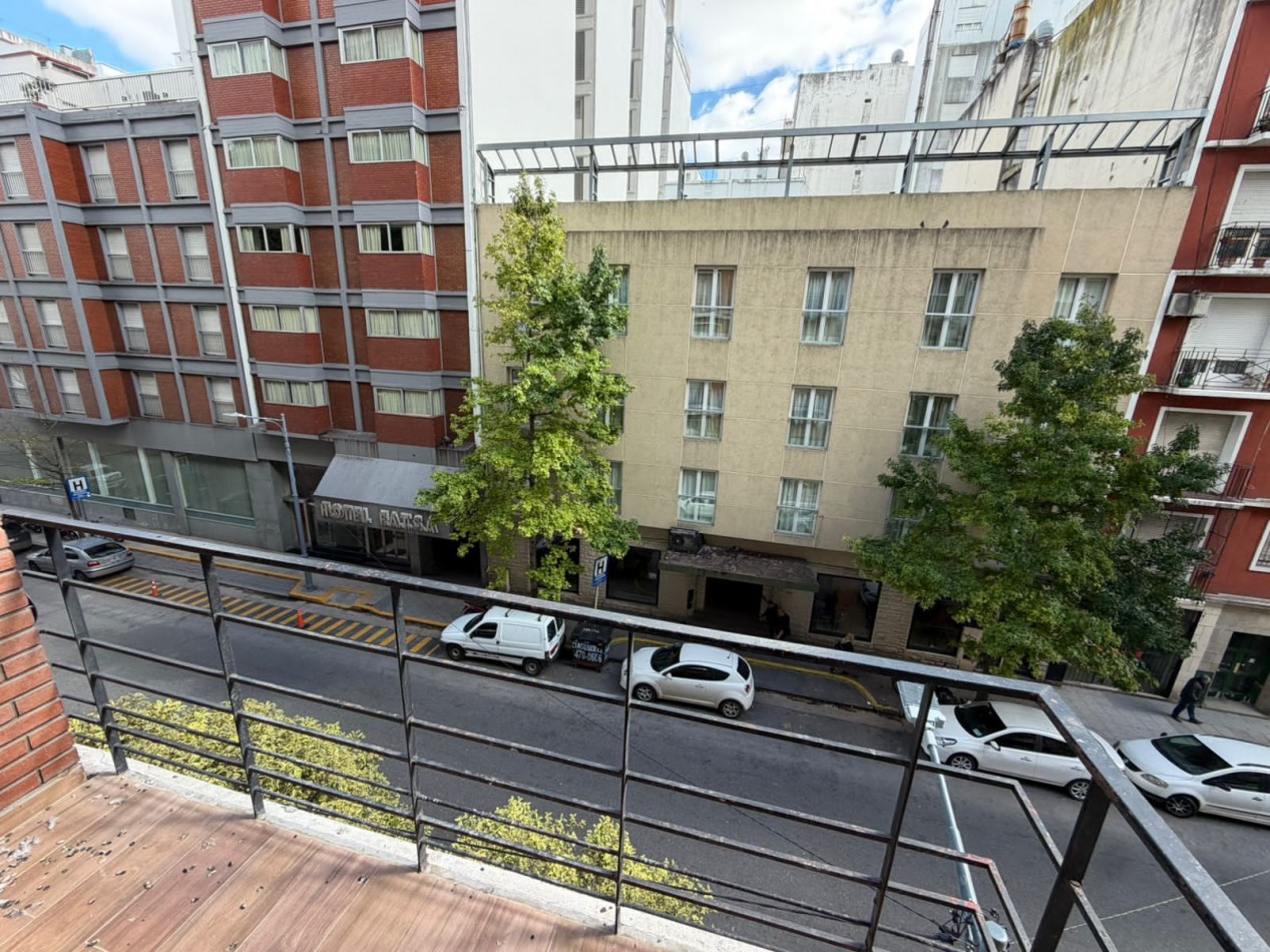 Departamento dos ambientes a la calle con balcon saliente. Reciclado y amoblado