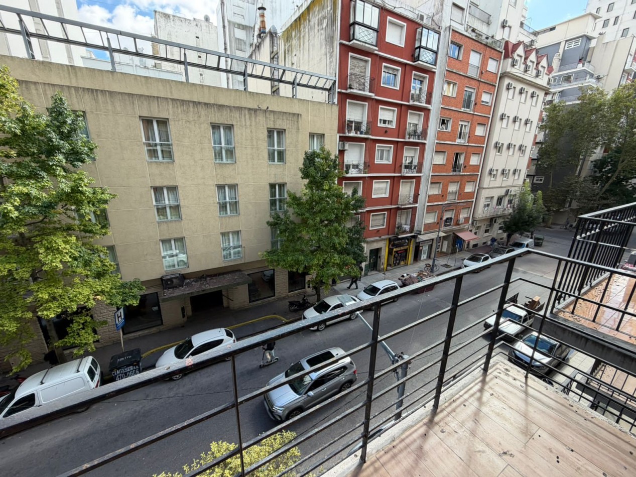 Departamento dos ambientes a la calle con balcon saliente. Reciclado y amoblado