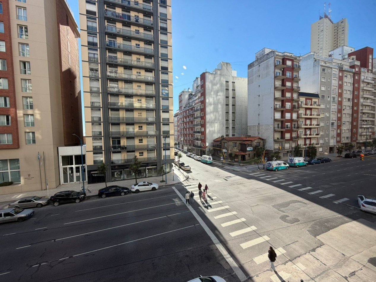 Departamento tres ambienets a la calle. Reciclado y amoblado.