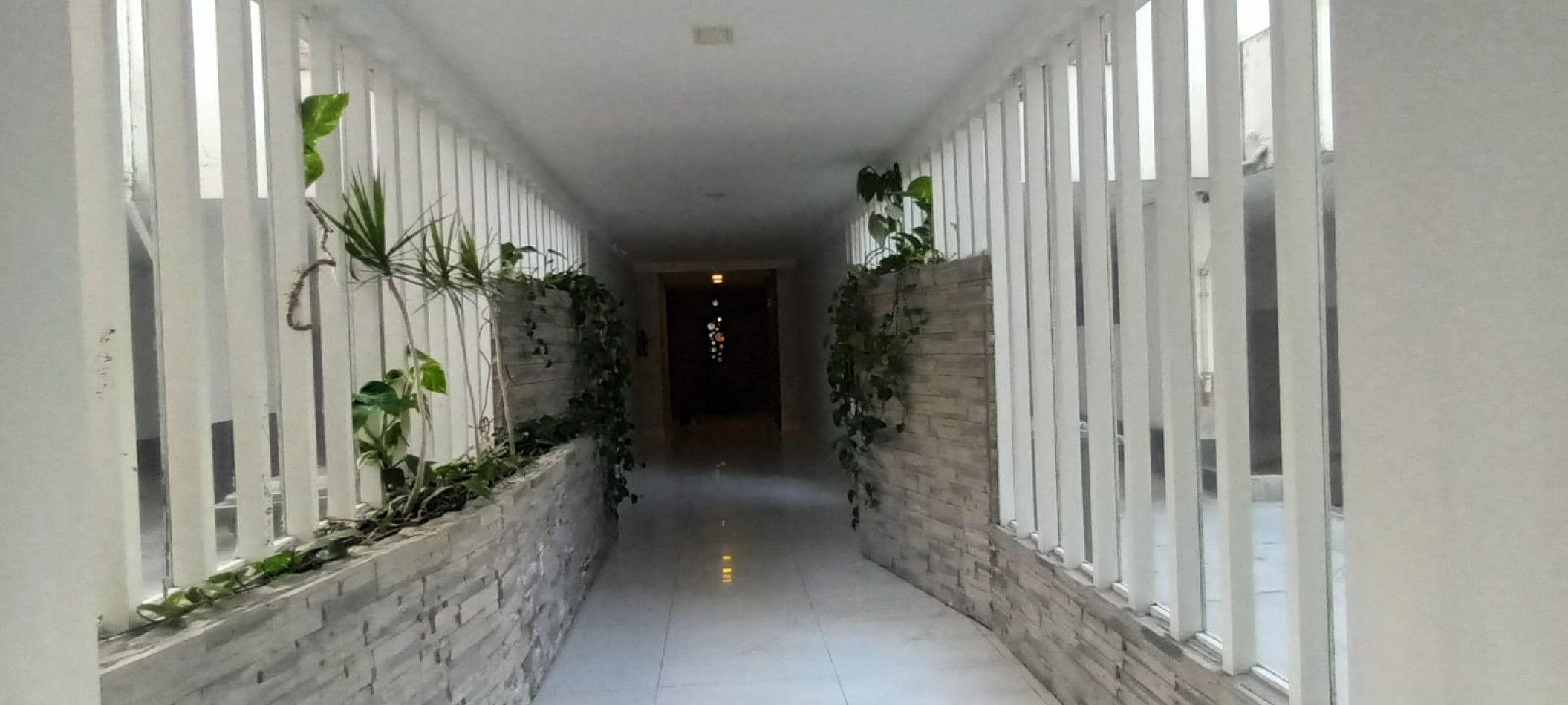 Departamento un ambiente y medio con patio, luminoso. Zona: Aldrey