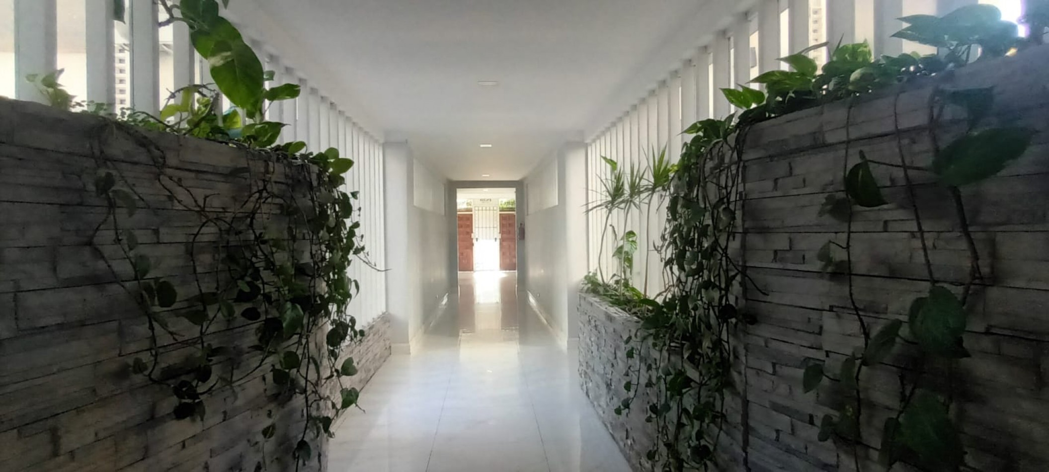 Departamento un ambiente y medio con patio, luminoso. Zona: Aldrey