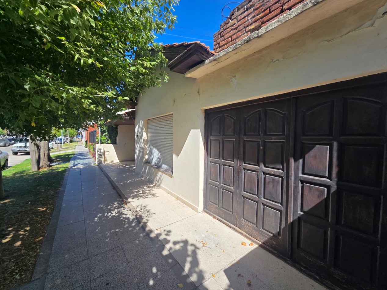 Chalet en p.h. de tres ambientes con garaje. Totalmente independiente. Villa Primera