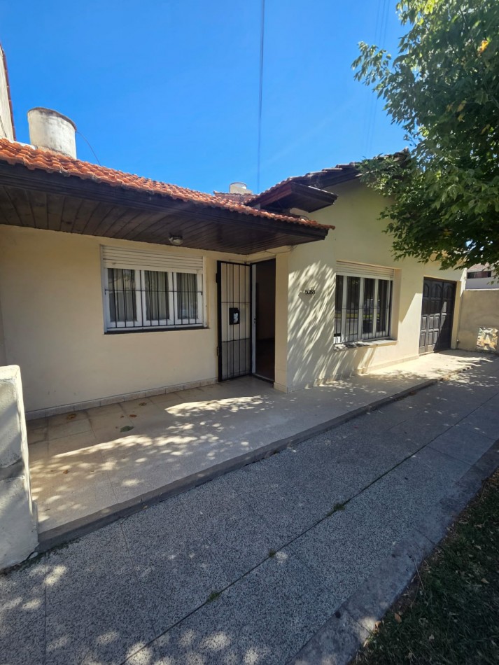 Chalet en p.h. de tres ambientes con garaje. Totalmente independiente. Villa Primera