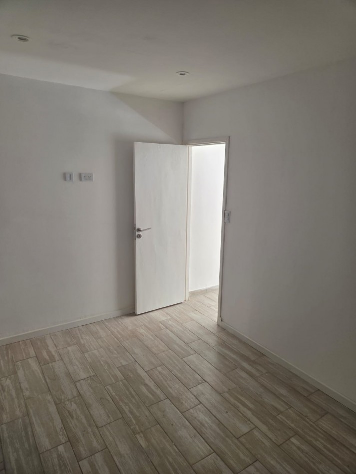 P.H. de dos ambientes al contrafrente luminoso con dos patios propios. Reciclado. Villa Primera