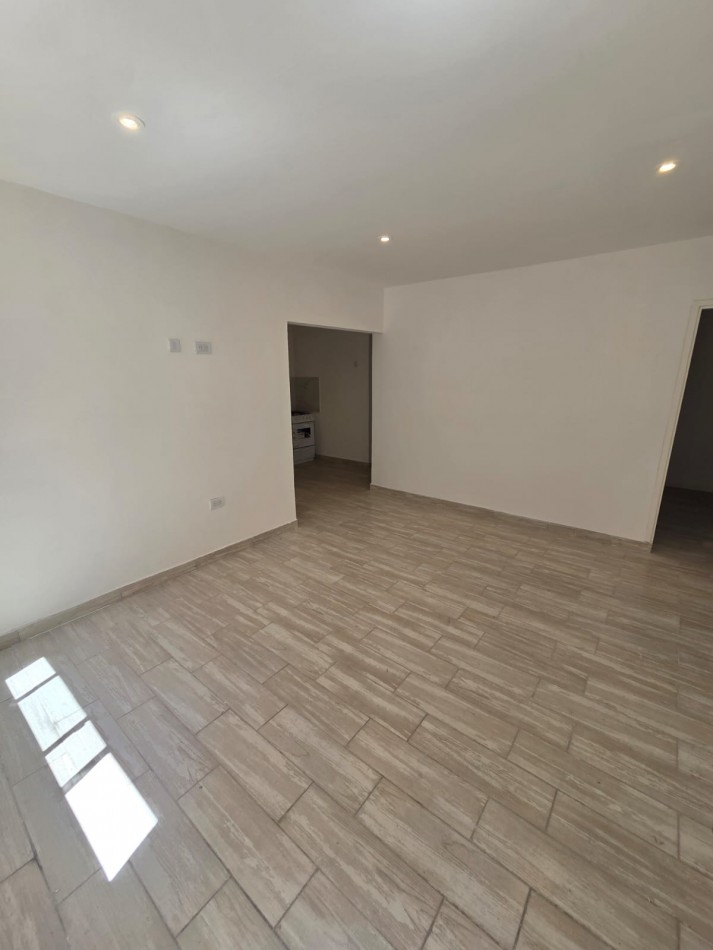 P.H. de dos ambientes al contrafrente luminoso con dos patios propios. Reciclado. Villa Primera