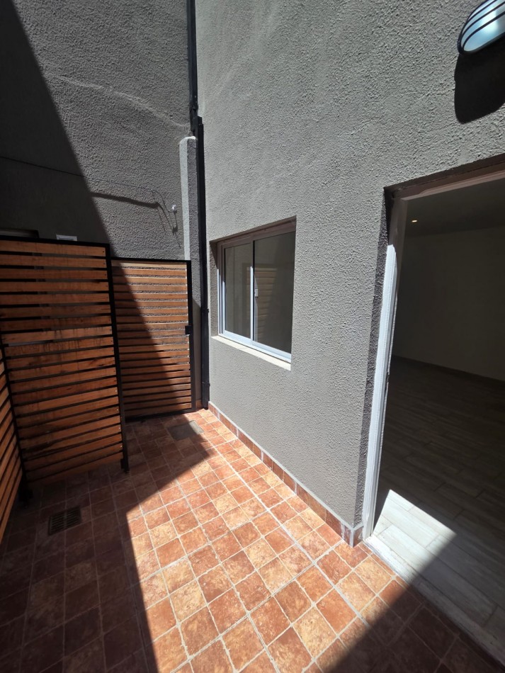 P.H. de dos ambientes al contrafrente luminoso con dos patios propios. Reciclado. Villa Primera
