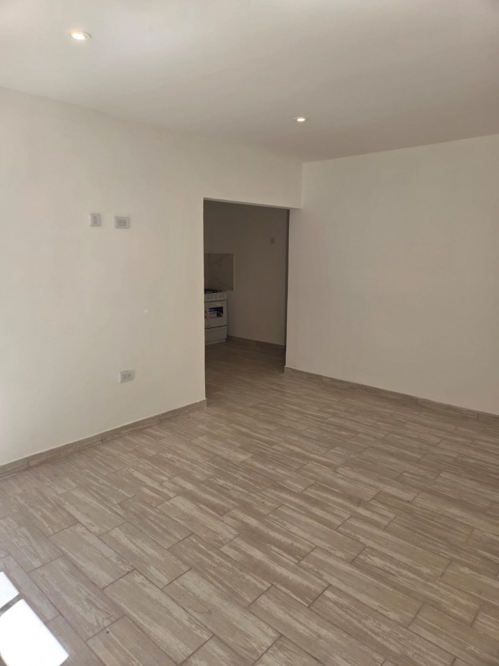 P.H. de dos ambientes al contrafrente luminoso con dos patios propios. Reciclado. Villa Primera