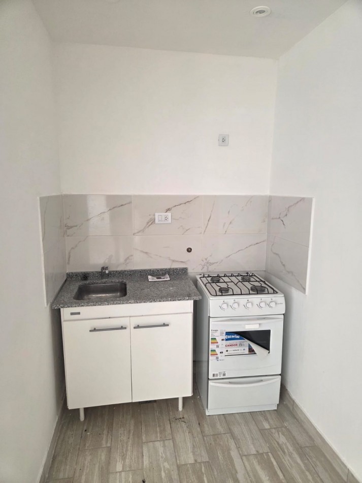 P.H. de dos ambientes al contrafrente luminoso con dos patios propios. Reciclado. Villa Primera