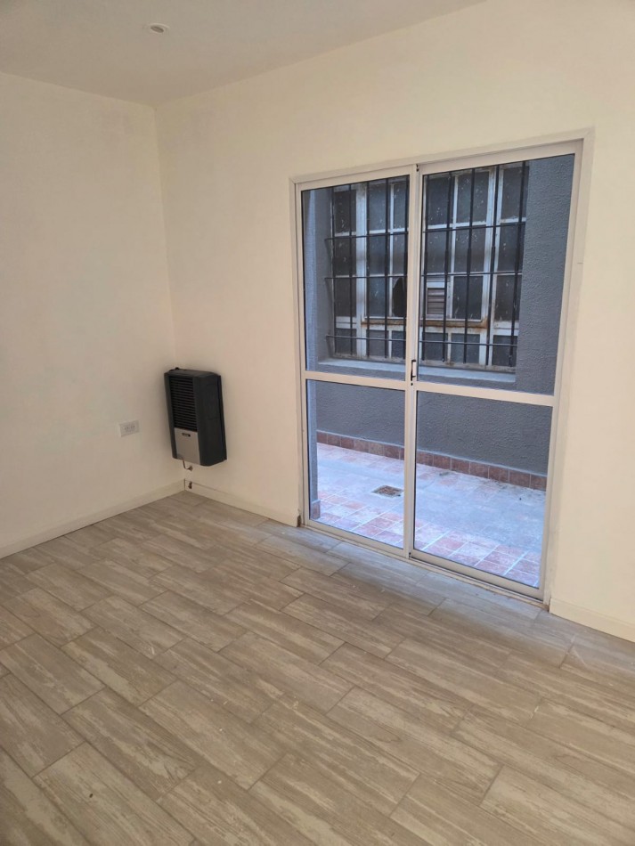 P.H. de dos ambientes al contrafrente luminoso con dos patios propios. Reciclado. Villa Primera
