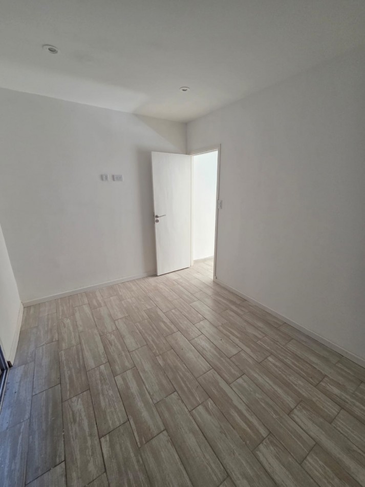P.H. de dos ambientes al contrafrente luminoso con dos patios propios. Reciclado. Villa Primera