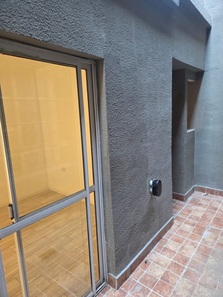 P.H. de dos ambientes al contrafrente luminoso con dos patios propios. Reciclado. Villa Primera
