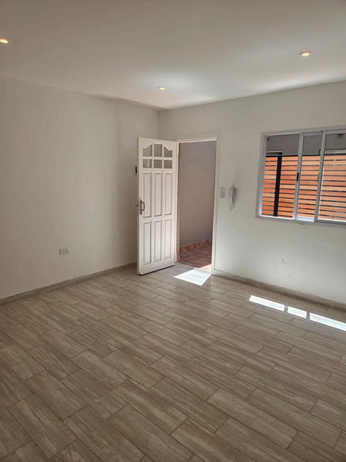 P.H. de dos ambientes al contrafrente luminoso con dos patios propios. Reciclado. Villa Primera