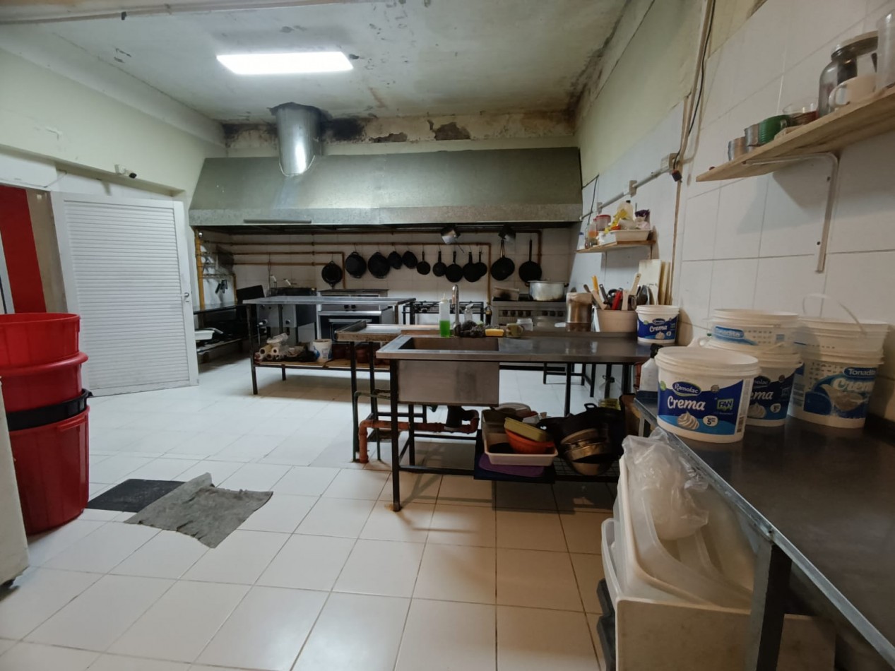 VENTA FONDO DE COMERCIO DE RESTAURANT/ CANTINA EN ZONA COMERCIAL