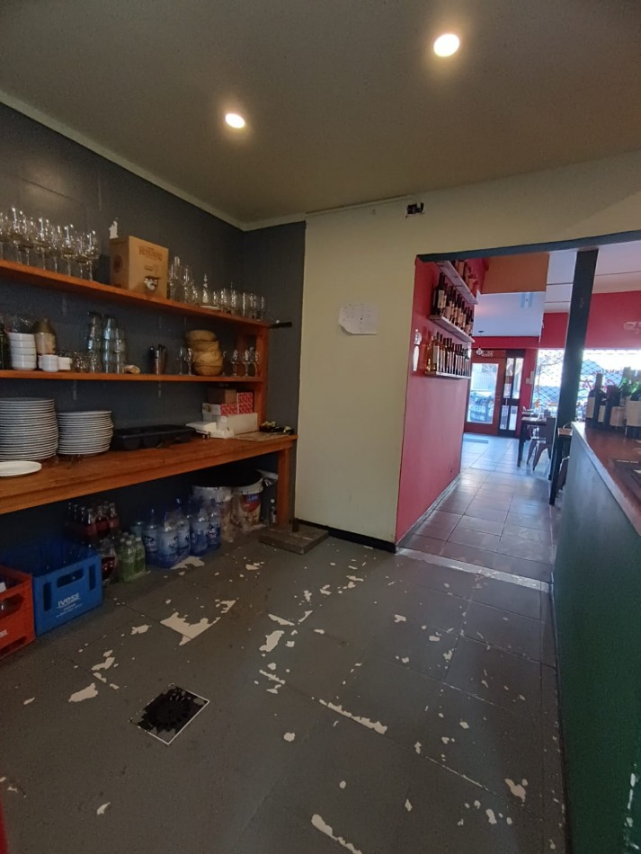 VENTA FONDO DE COMERCIO DE RESTAURANT/ CANTINA EN ZONA COMERCIAL