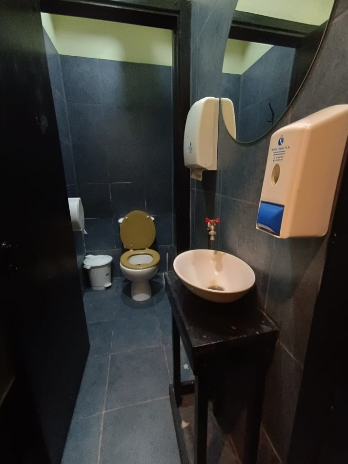 VENTA FONDO DE COMERCIO DE RESTAURANT/ CANTINA EN ZONA COMERCIAL