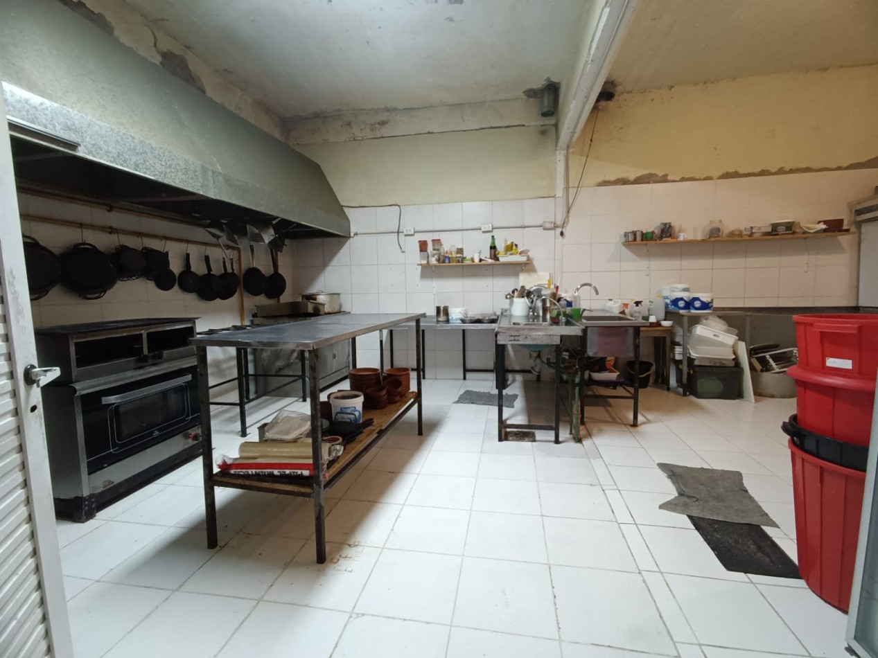 VENTA FONDO DE COMERCIO DE RESTAURANT/ CANTINA EN ZONA COMERCIAL