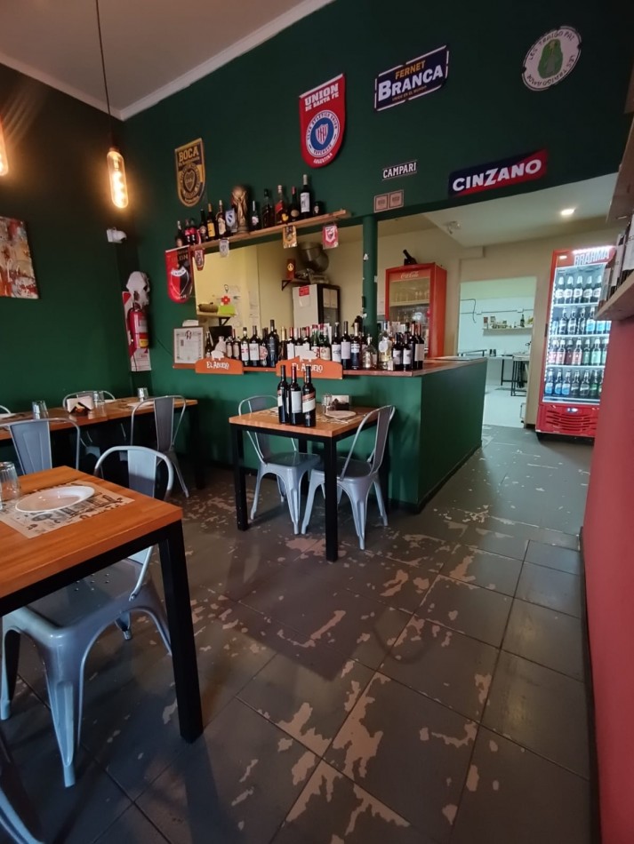 VENTA FONDO DE COMERCIO DE RESTAURANT/ CANTINA EN ZONA COMERCIAL