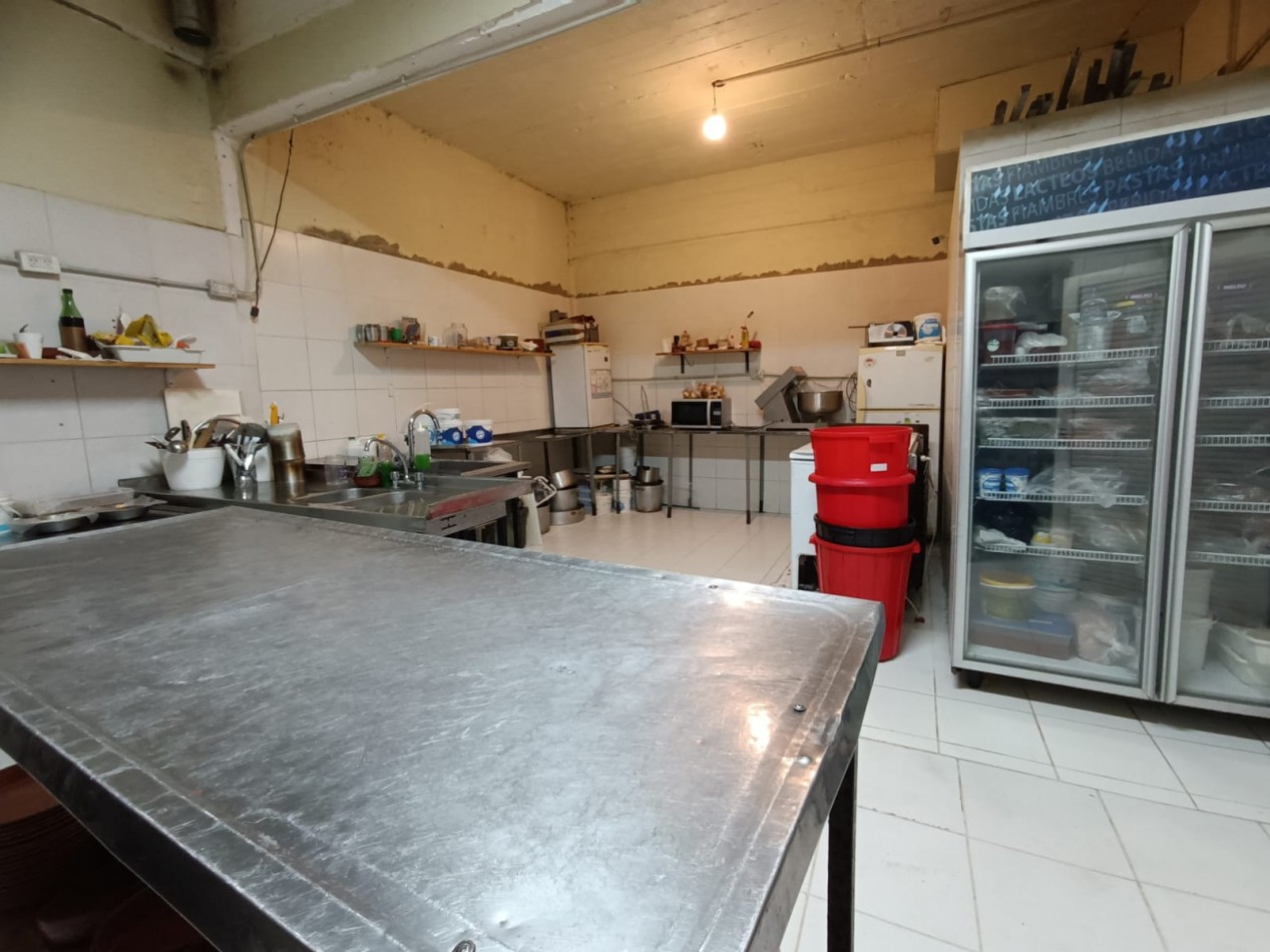 VENTA FONDO DE COMERCIO DE RESTAURANT/ CANTINA EN ZONA COMERCIAL