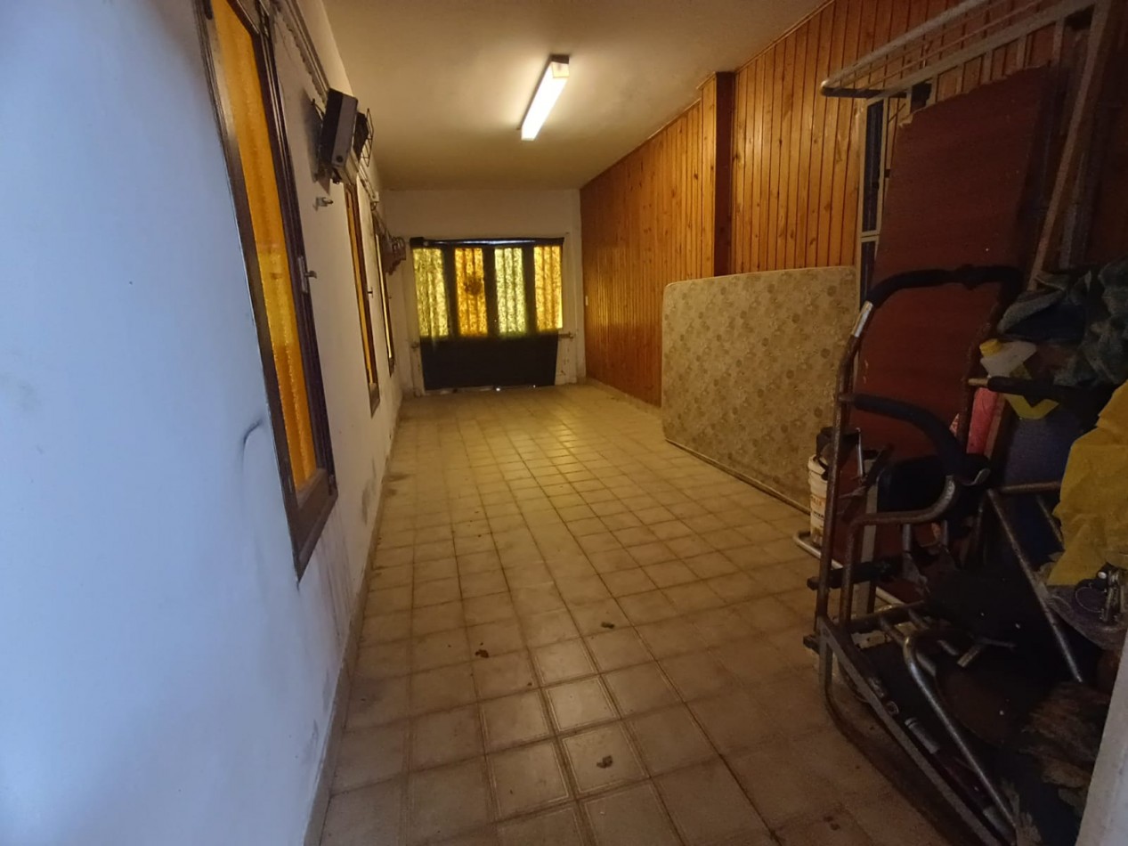 P.H. de tres ambientes al frente, totalmente independiente con garage. Estado original. Las Avenidas