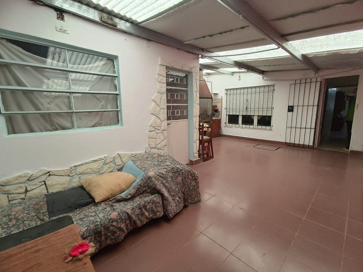 P.H. de tres ambientes al frente, totalmente independiente con garage. Estado original. Las Avenidas