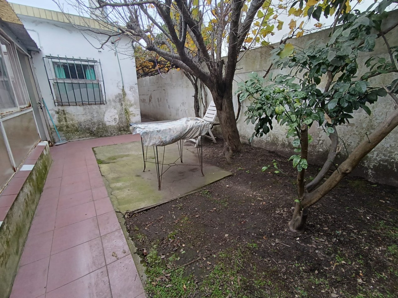 P.H. de tres ambientes al frente, totalmente independiente con garage. Estado original. Las Avenidas