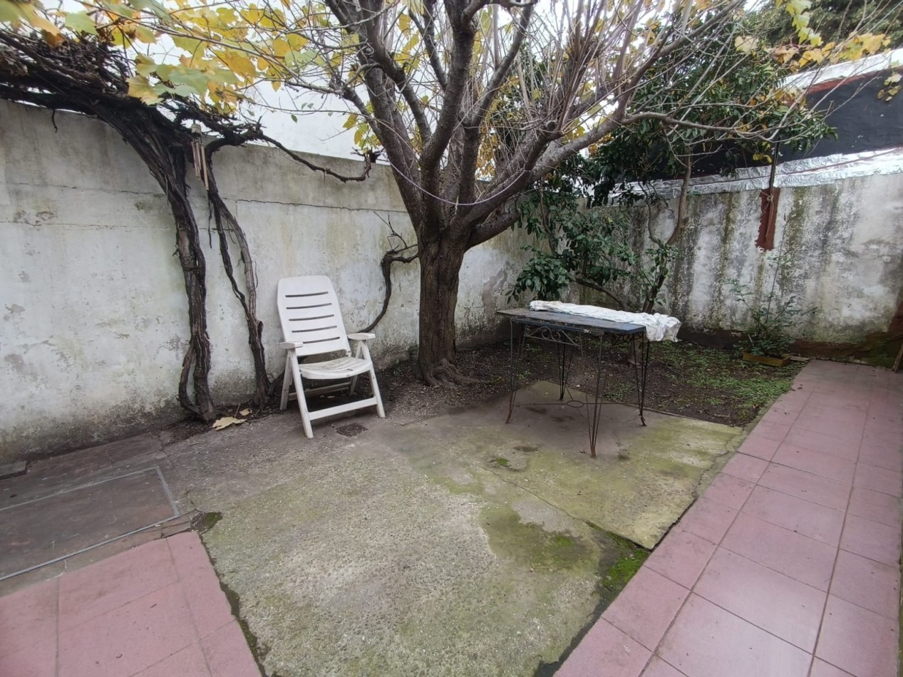 P.H. de tres ambientes al frente, totalmente independiente con garage. Estado original. Las Avenidas