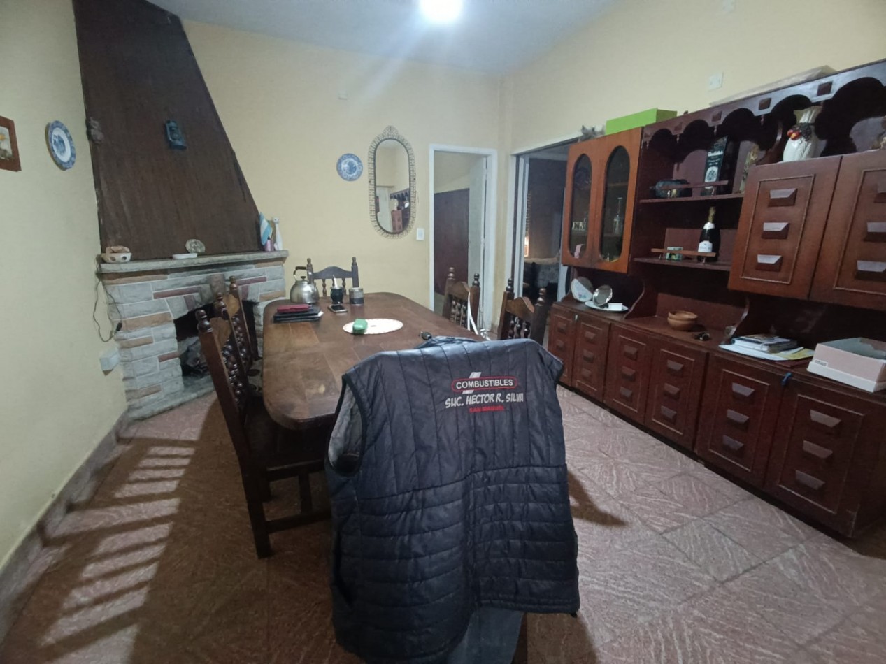 P.H. de tres ambientes al frente, totalmente independiente con garage. Estado original. Las Avenidas