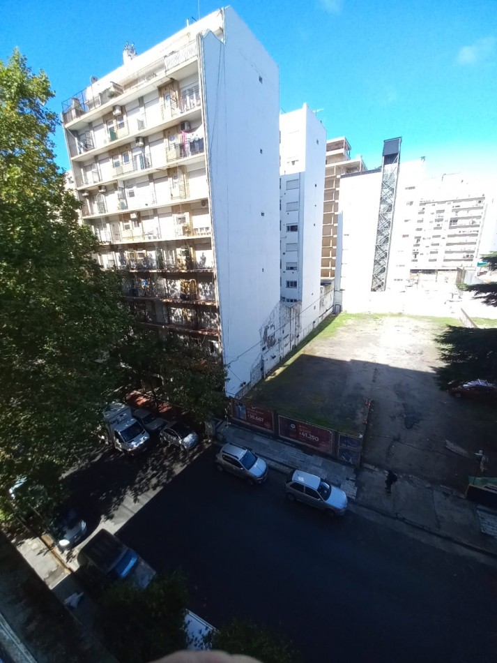 Departamento un ambiente a la calle con balcon saliente. Reciclado y amoblado. Zona; Aldrey