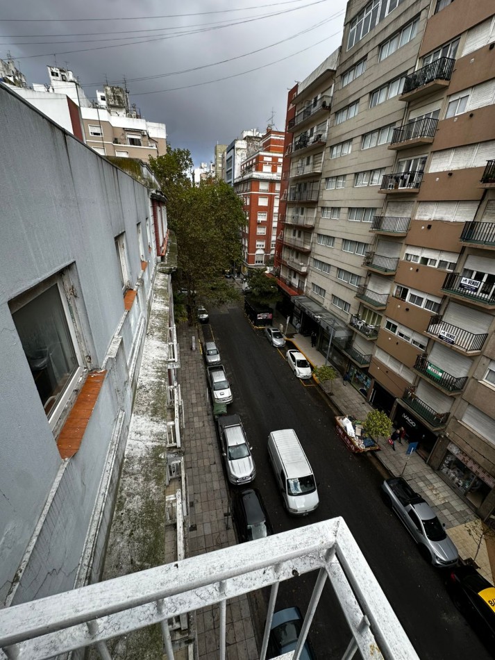 Departamento dos ambientes a la calle con balcon saliente. Reciclado y amoblado. Zona: Centro