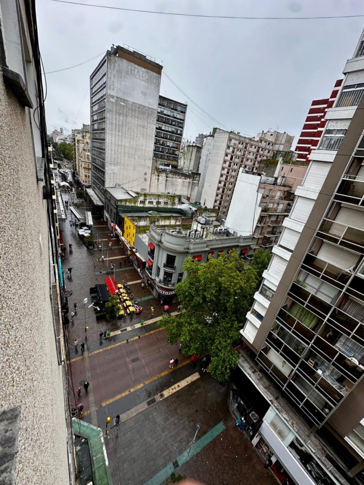 Departamento dos ambientes a la calle. Reciclado y Amoblado. Zona: Centro