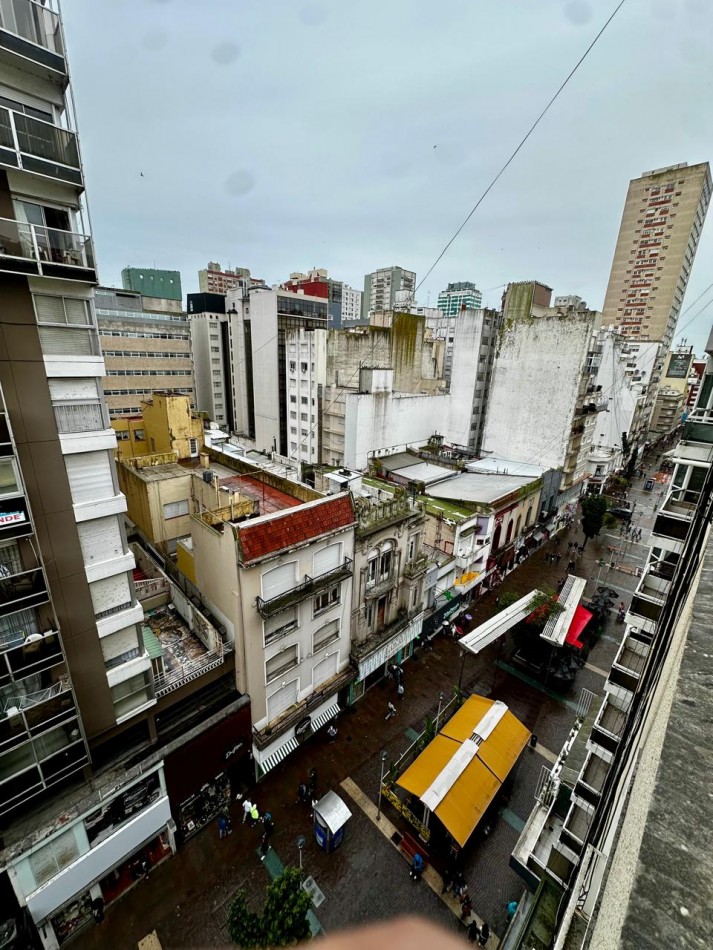 Departamento dos ambientes a la calle. Reciclado y Amoblado. Zona: Centro