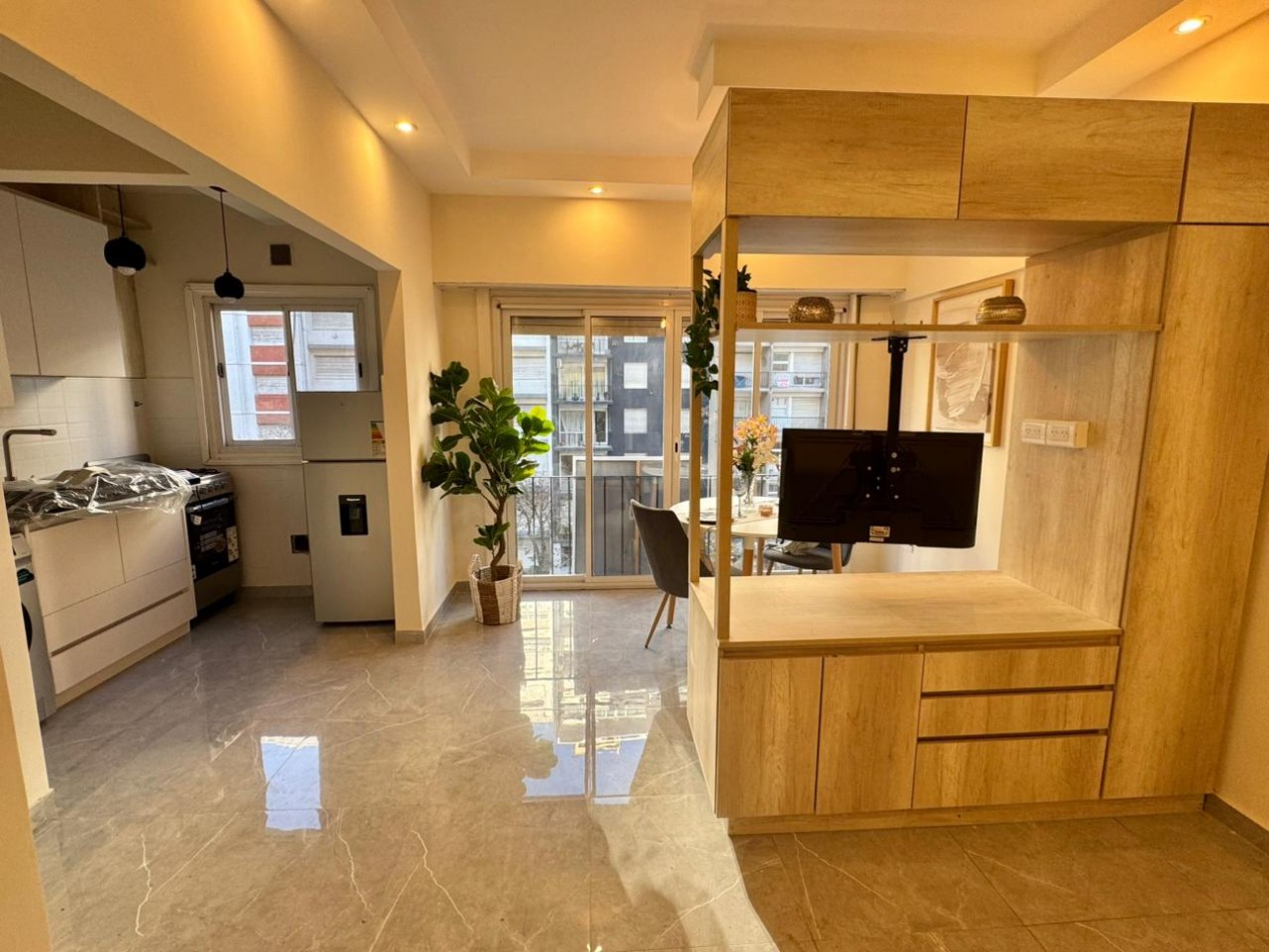 Departamento un ambiente a la calle. reciclado y amoblado. Zona: Plaza Mitre