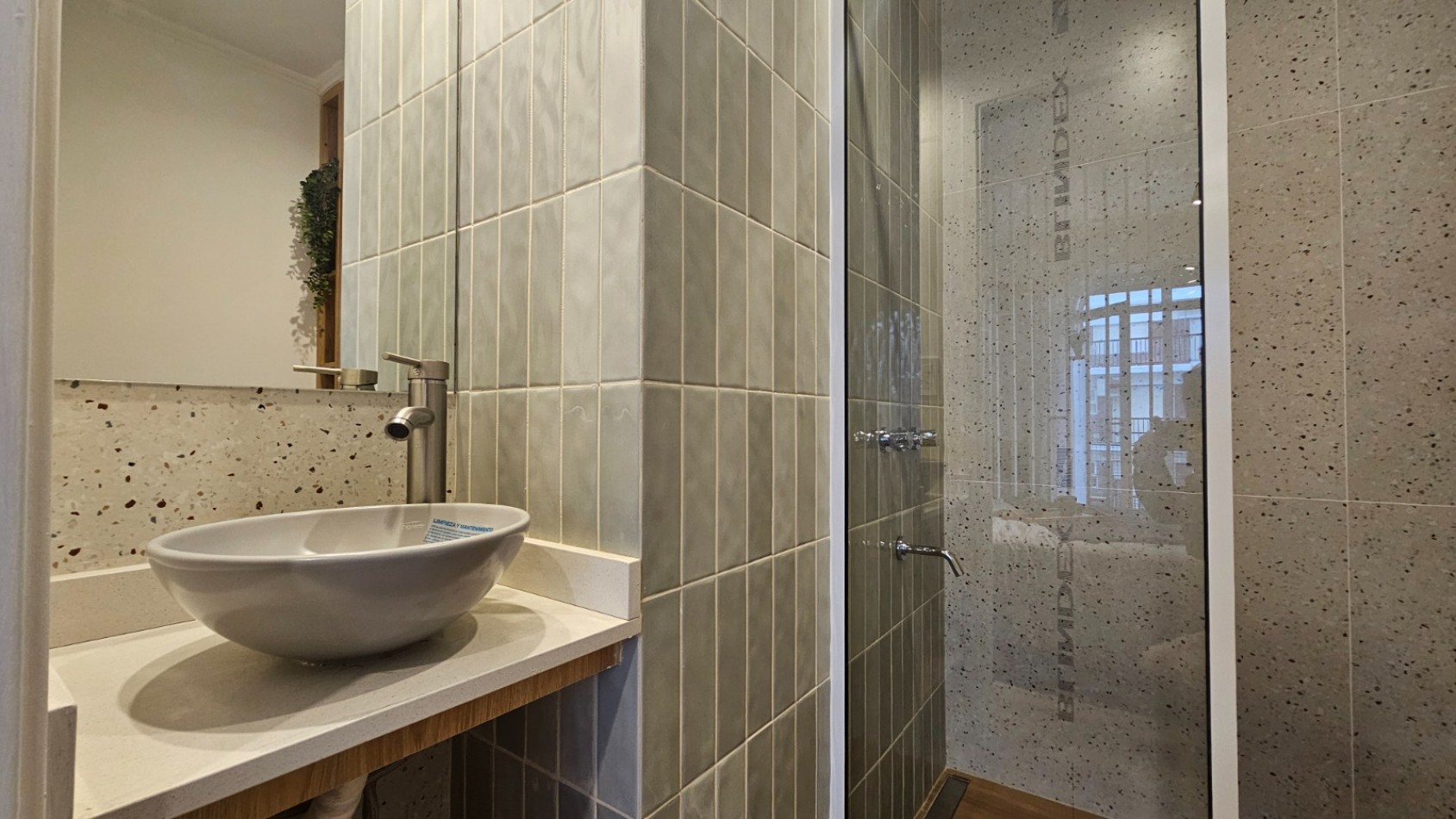Departamento un ambiente a la calle con balcon terraza Reciclado y amoblado. Zona: Macrocentro