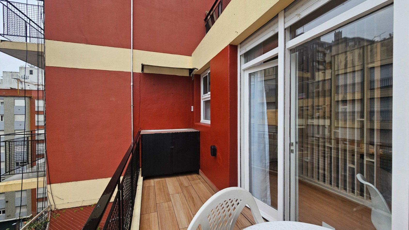 Departamento un ambiente a la calle con balcon terraza Reciclado y amoblado. Zona: Macrocentro