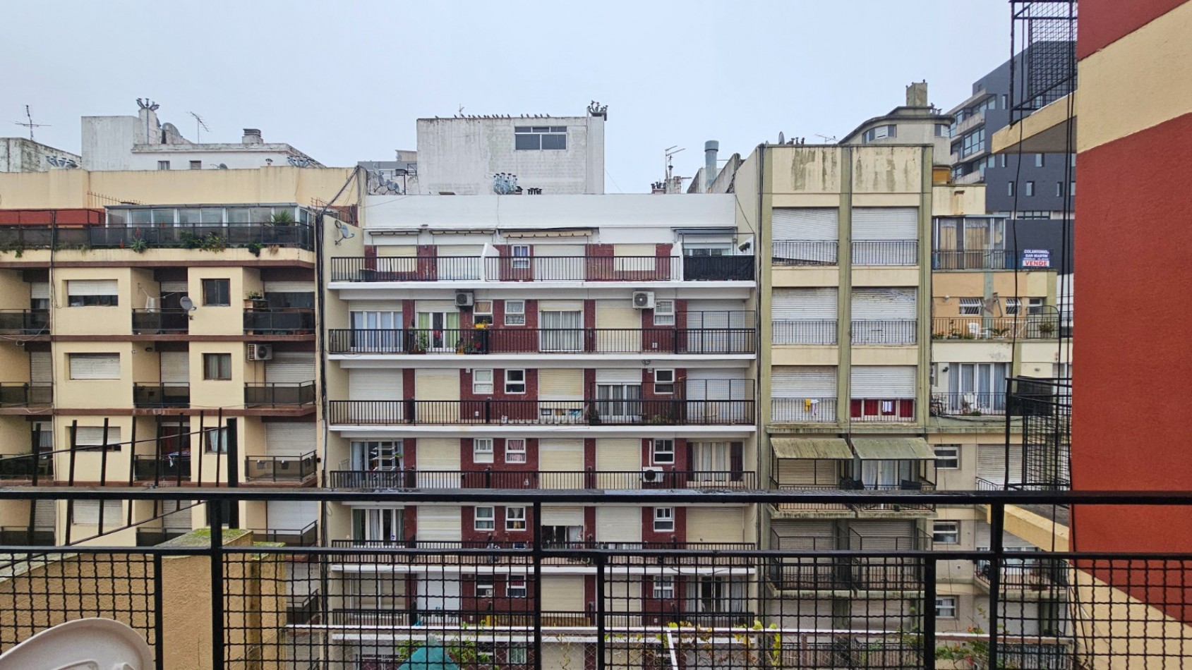 Departamento un ambiente a la calle con balcon terraza Reciclado y amoblado. Zona: Macrocentro