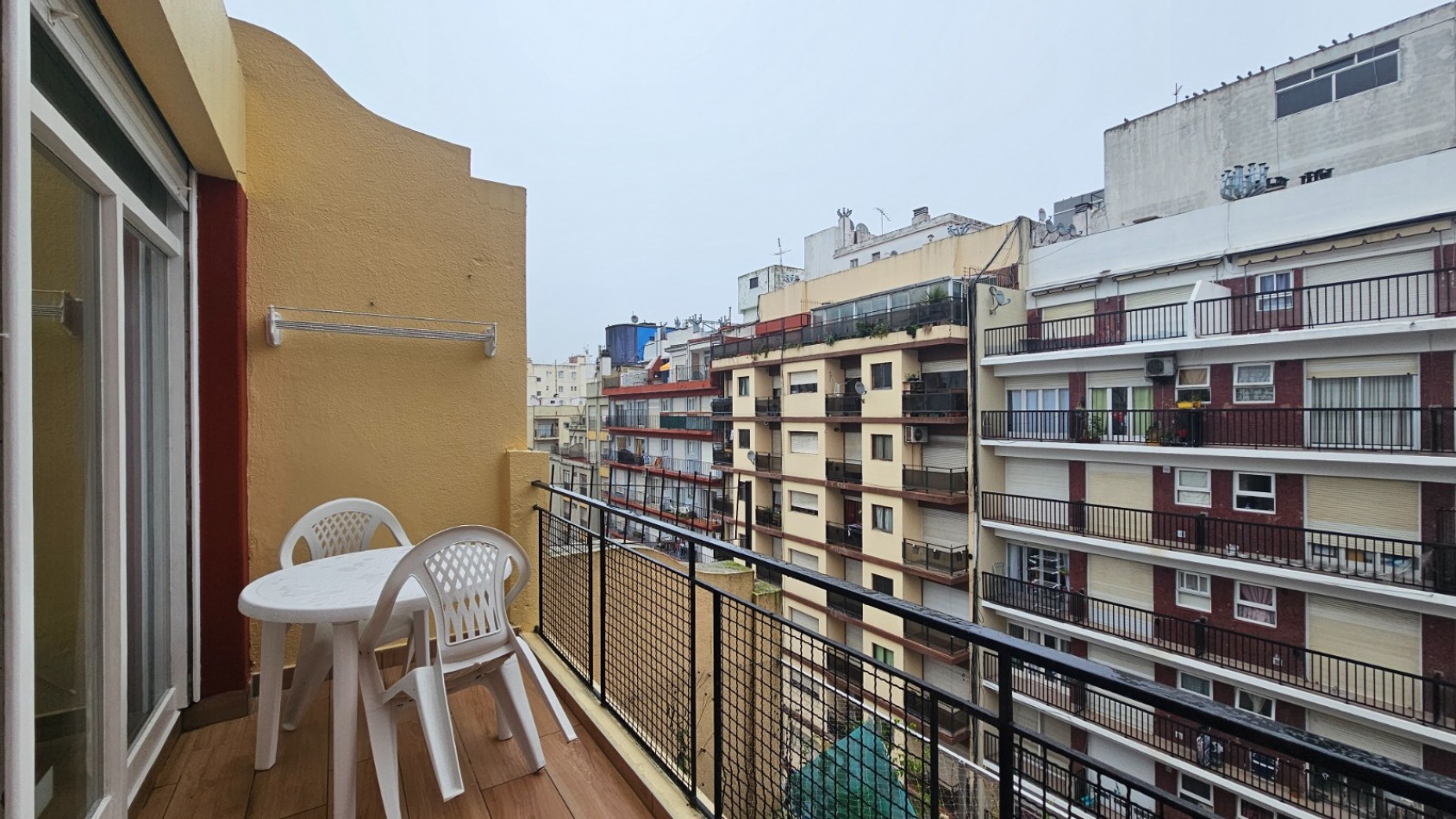 Departamento un ambiente a la calle con balcon terraza Reciclado y amoblado. Zona: Macrocentro